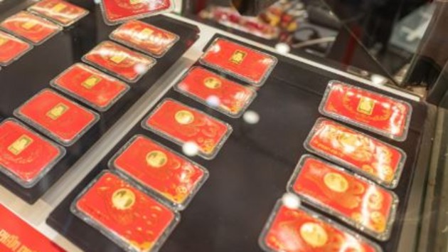 Domestic gold prices drop, ending a three-session winning streak