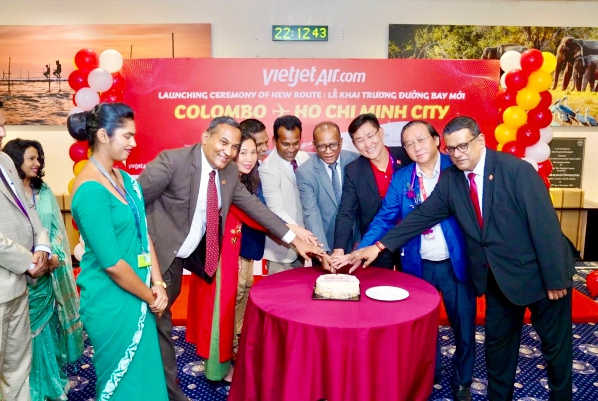 Các đại biểu thực hiện nghi thức khai trương đường bay Colombo - TP.HCM của Vietjet.