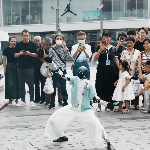 Một robot hình người của Unitree đang biểu diễn võ thuật trước du khách ở Hàng Châu, Trung Quốc, tháng 6/2026 - Ảnh: VCG/Getty/CNBC.