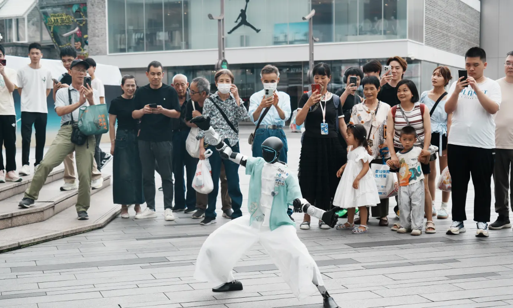 Một robot hình người của Unitree đang biểu diễn võ thuật trước du khách ở Hàng Châu, Trung Quốc, tháng 6/2026 - Ảnh: VCG/Getty/CNBC.