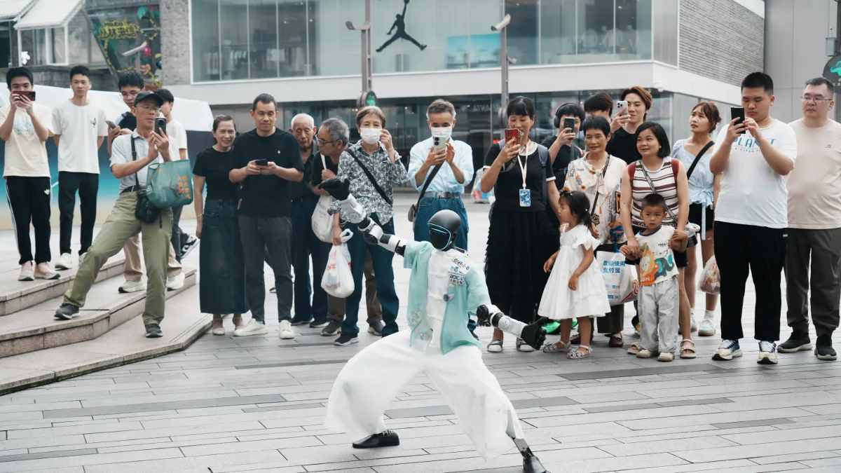 Một robot hình người của Unitree đang biểu diễn võ thuật trước du khách ở Hàng Châu, Trung Quốc, tháng 6/2026 - Ảnh: VCG/Getty/CNBC.