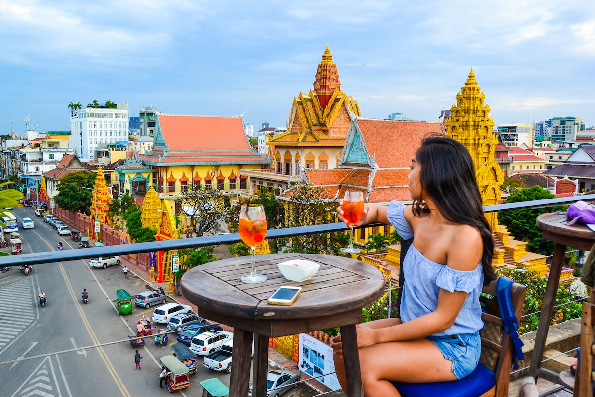 Phnom Penh là cửa ngõ du lịch quốc tế quan trọng của Campuchia. Ảnh: Mad Monkey