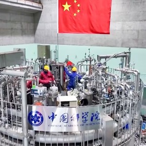 “Mặt Trời nhân tạo” của Trung Quốc, tên thường gọi của cơ sở Tokamak siêu dẫn tiên tiến thực nghiệm (EAST), hướng tới việc tạo ra các điều kiện cần thiết cho năng lượng nhiệt hạch.  Ảnh: CNA