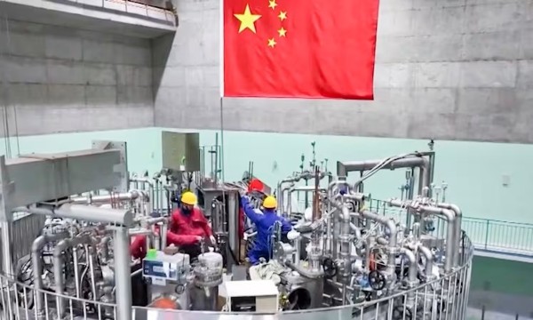 Cuộc đua nhiên liệu hạt nhân: Từ mỏ uranium đến đại dương và Mặt trăng