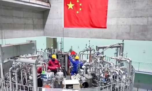 “Mặt Trời nhân tạo” của Trung Quốc, tên thường gọi của cơ sở Tokamak siêu dẫn tiên tiến thực nghiệm (EAST), hướng tới việc tạo ra các điều kiện cần thiết cho năng lượng nhiệt hạch. Ảnh: CNA