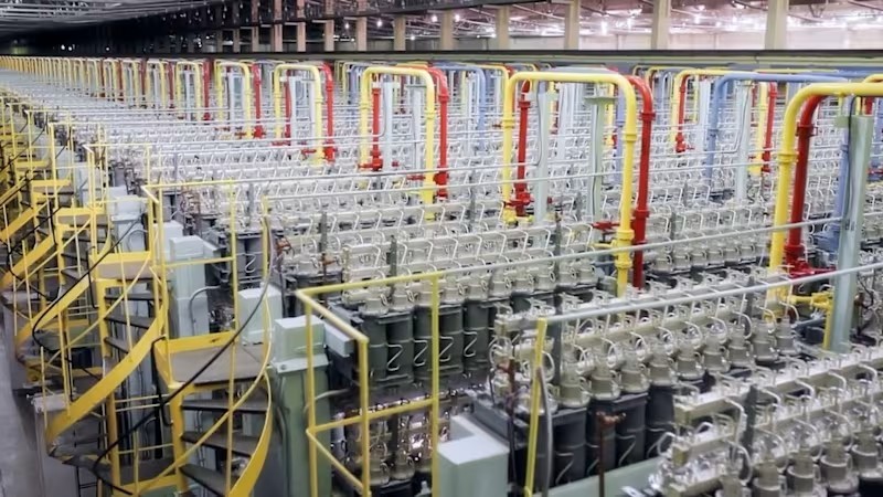 Để sản xuất đủ HALEU cho một lò phản ứng module nhỏ (SMR), cần hàng nghìn máy ly tâm hoạt động liên tục. Ảnh: CNA