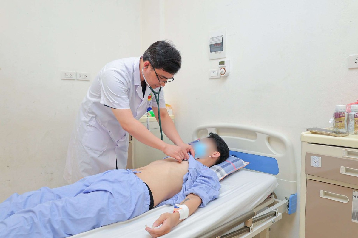 Nam thanh niên 25 tuổi mắc nhồi máu cơ tim sau 10 năm hút thuốc lá. Ảnh: Bệnh viện E