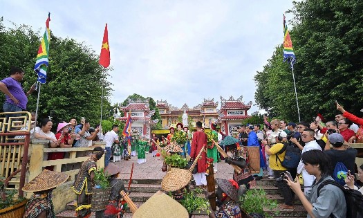 Đông đảo người dân và du khách tham gia Lễ hội Điện Huệ Nam. Ảnh: Trung tâm Bảo tồn Di tích Cố đô Huế