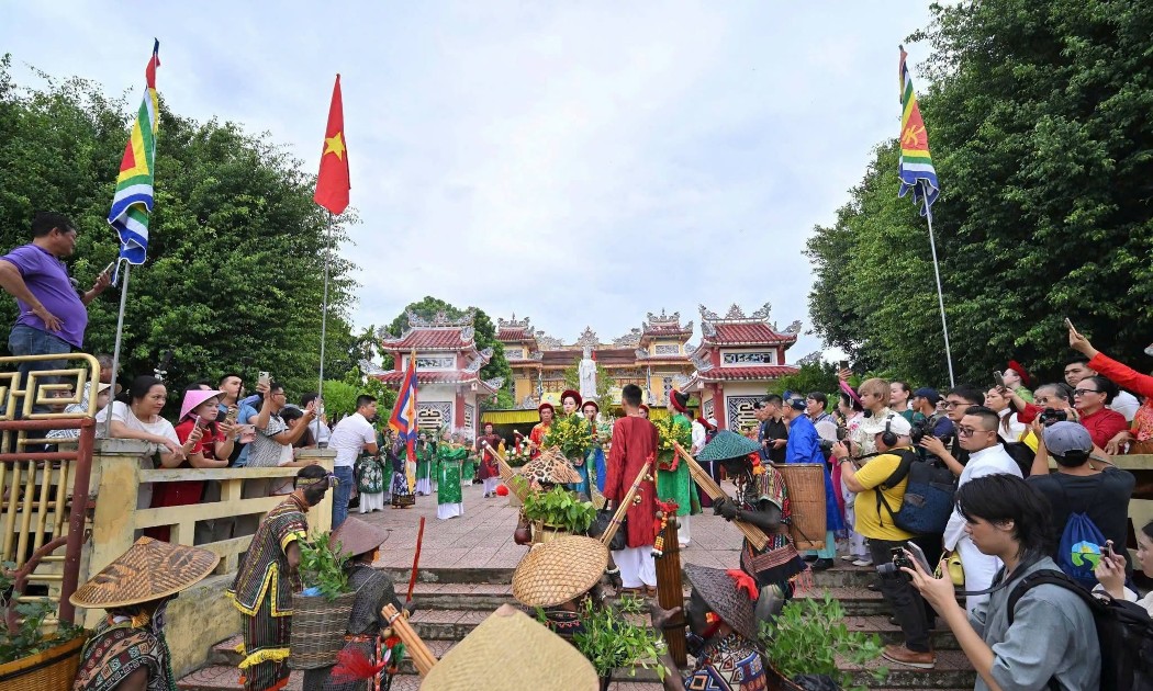 Đông đảo người dân và du khách tham gia Lễ hội Điện Huệ Nam. Ảnh: Trung tâm Bảo tồn Di tích Cố đô Huế