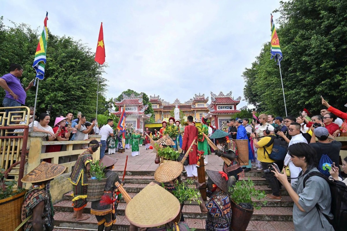 Đông đảo người dân và du khách tham gia Lễ hội Điện Huệ Nam. Ảnh: Trung tâm Bảo tồn Di tích Cố đô Huế
