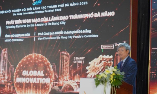 Vice Chairman of Da Nang City Peoples Committee Ho Quang Buu is addressing the opening ceremony of the festival. (Photo: Ngo Anh Van)
