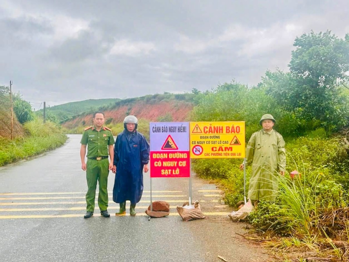 Lực lượng chức năng xã Kỳ Xuân đã đặt biển cảnh báo tại các vị trí nguy hiểm. Ảnh: UBND xã Kỳ
