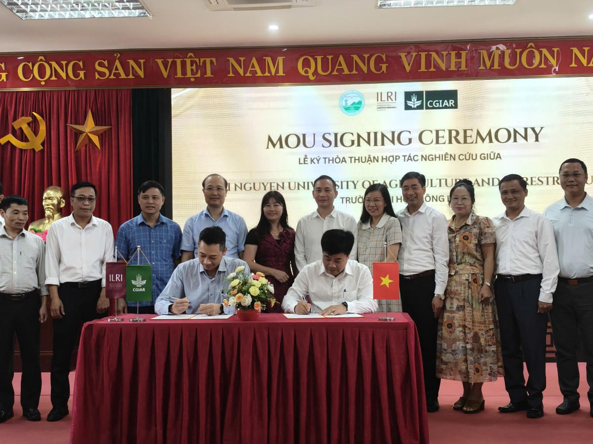 Ký kết giữa TUAF và ILRI. Ảnh: Ban tổ chức.