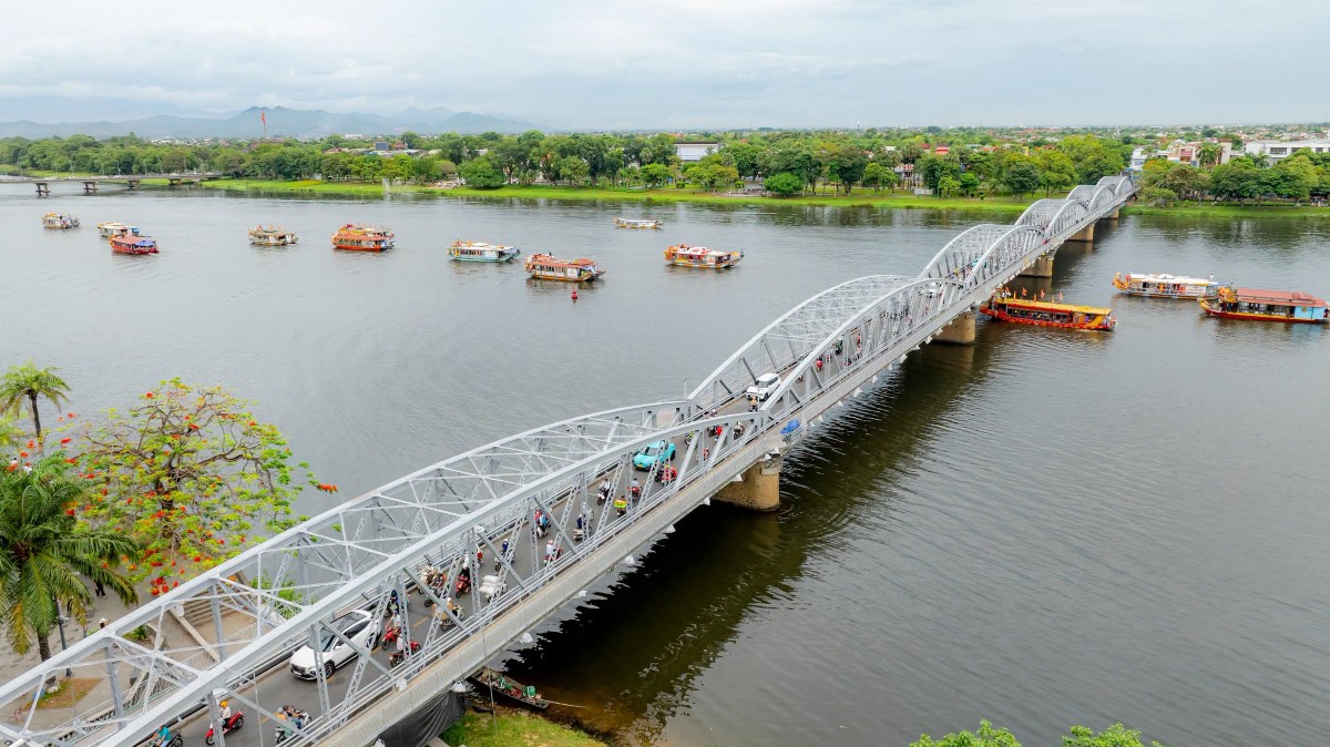 Thuyền rồng đưa đoàn hành lễ xuôi dòng Hương Giang về Điện Huệ Nam. Ảnh: UBND TP Huế