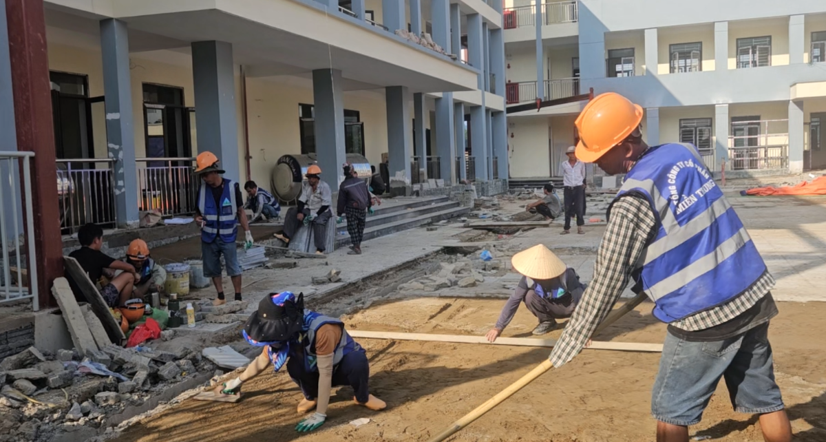 Các tổ đội thi công làm việc liên tục, tranh thủ từng ngày để hoàn thiện công trình. Ảnh: Nguyễn Thuấn