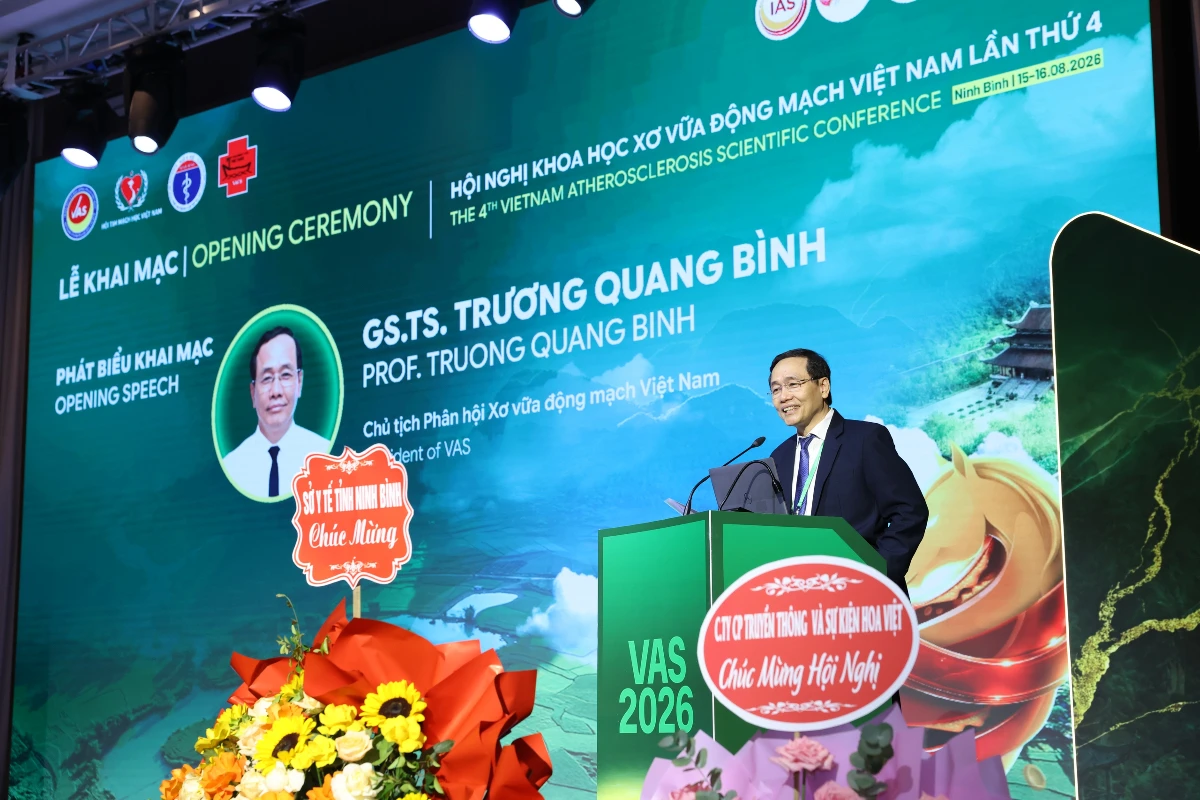GS TS BS. Trương Quang Bình, Chủ tịch Phân hội Xơ vữa Động mạch Việt Nam, phát biểu tại sự kiện. Ảnh: Sở Y tế Ninh Bình