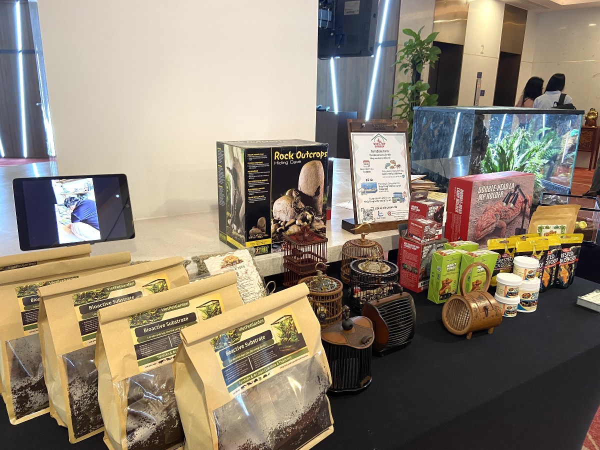 Gian trưng bày các sản phẩm dành cho thú cưng. Ảnh: Petfair Vietnam