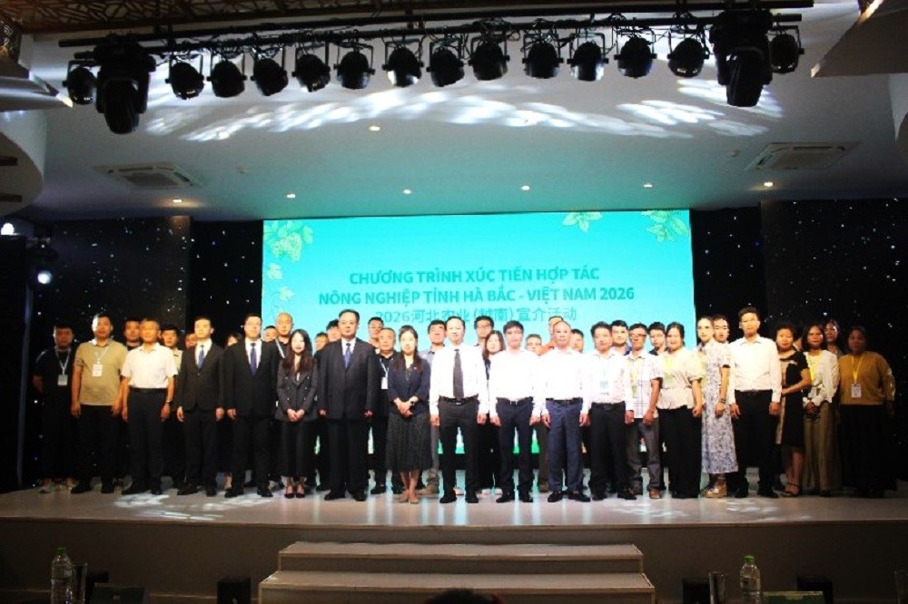 Các doanh nghiệp tỉnh Hà Bắc (Trung Quốc) chụp ảnh lưu niệm tại sự kiện. Ảnh: Chu Khôi.