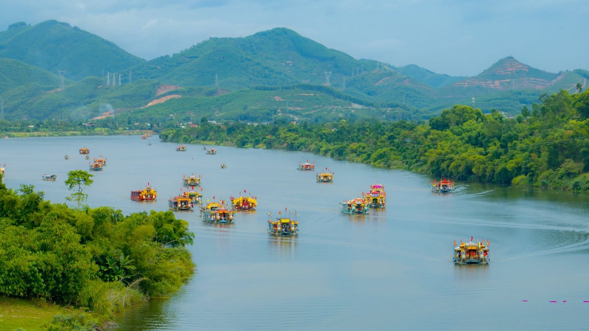 Lễ rước trên sông Hương là một trong những điểm nhấn đặc sắc của Lễ hội Điện Huệ Nam. Ảnh: UBND TP Huế