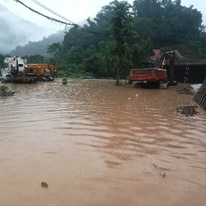 Nước từ rừng đầu nguồn đổ về khiến cầu tràn trên địa bàn xã Tam Thái bị ngập sâu, tiềm ẩn nguy hiểm cho người và phương tiện. Ảnh: Lê Thạch