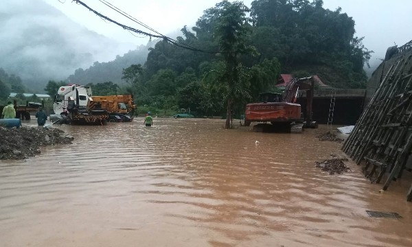Mưa lớn dồn dập, Nghệ An và Hà Tĩnh căng mình ứng phó