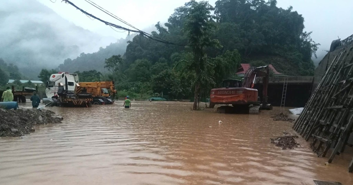 Mưa lớn dồn dập, Nghệ An và Hà Tĩnh căng mình...