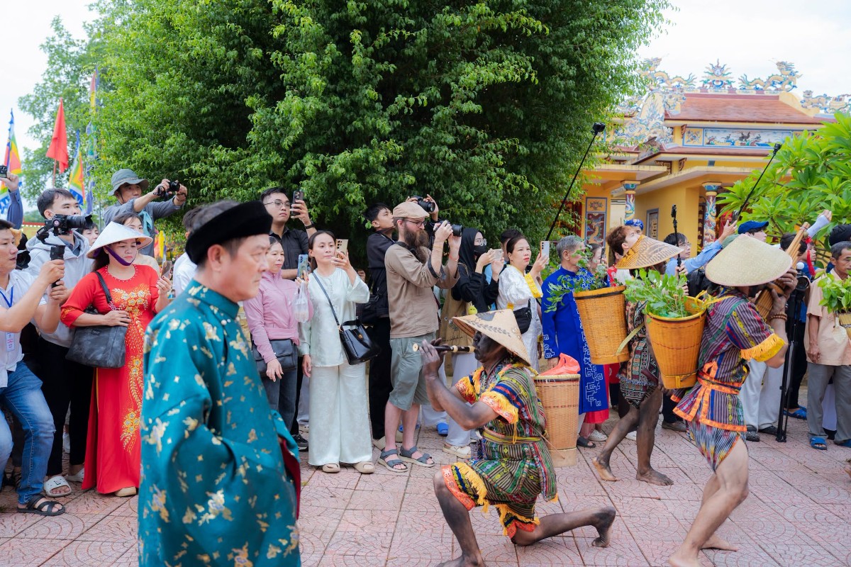 Du khách có dịp tìm hiểu những giá trị văn hóa, tín ngưỡng đặc sắc của xứ Huế thông qua lễ hội. Ảnh: UBND TP Huế