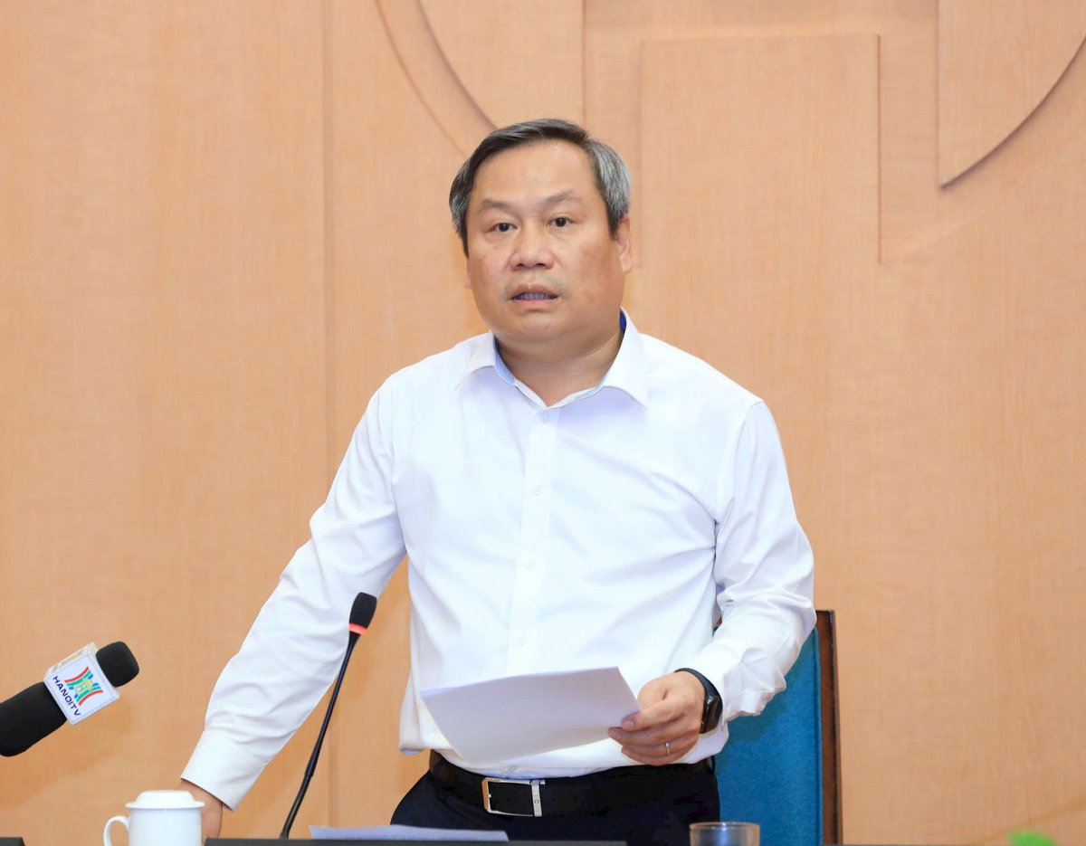 Chủ tịch UBND thành phố Hà Nội Vũ Đại Thắng nhấn mạnh yêu cầu phải chuẩn bị trước một bước để có những giải pháp ứng phó ngay với tình trạng ô nhiễm môi trường, nhất là ô nhiễm không khí và vệ sinh môi trường. Ttrước hết, không để môi trường xấu đi, đồng thời từng bước tháo gỡ điểm nghẽn về môi trường. Ảnh: Viết Thành