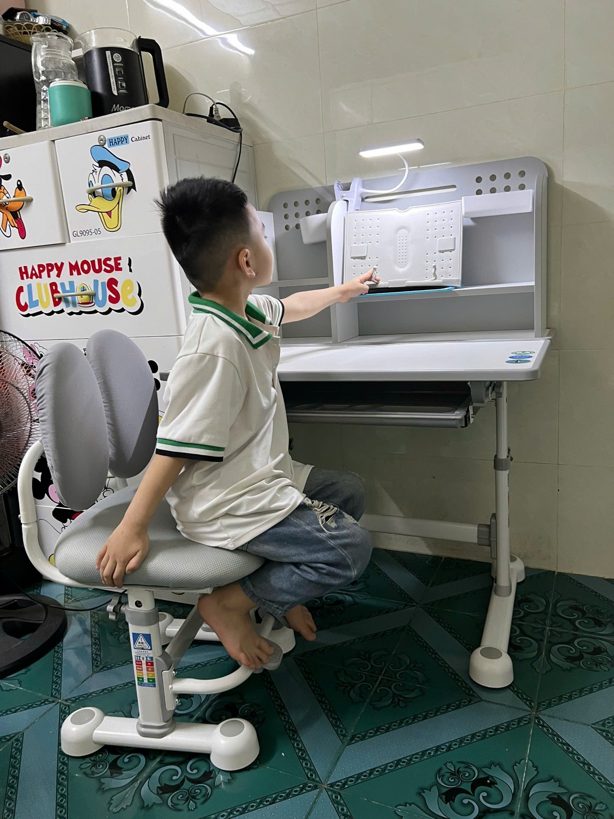 Con trai chị Quỳnh My bên bàn học mới. Ảnh: NVCC.