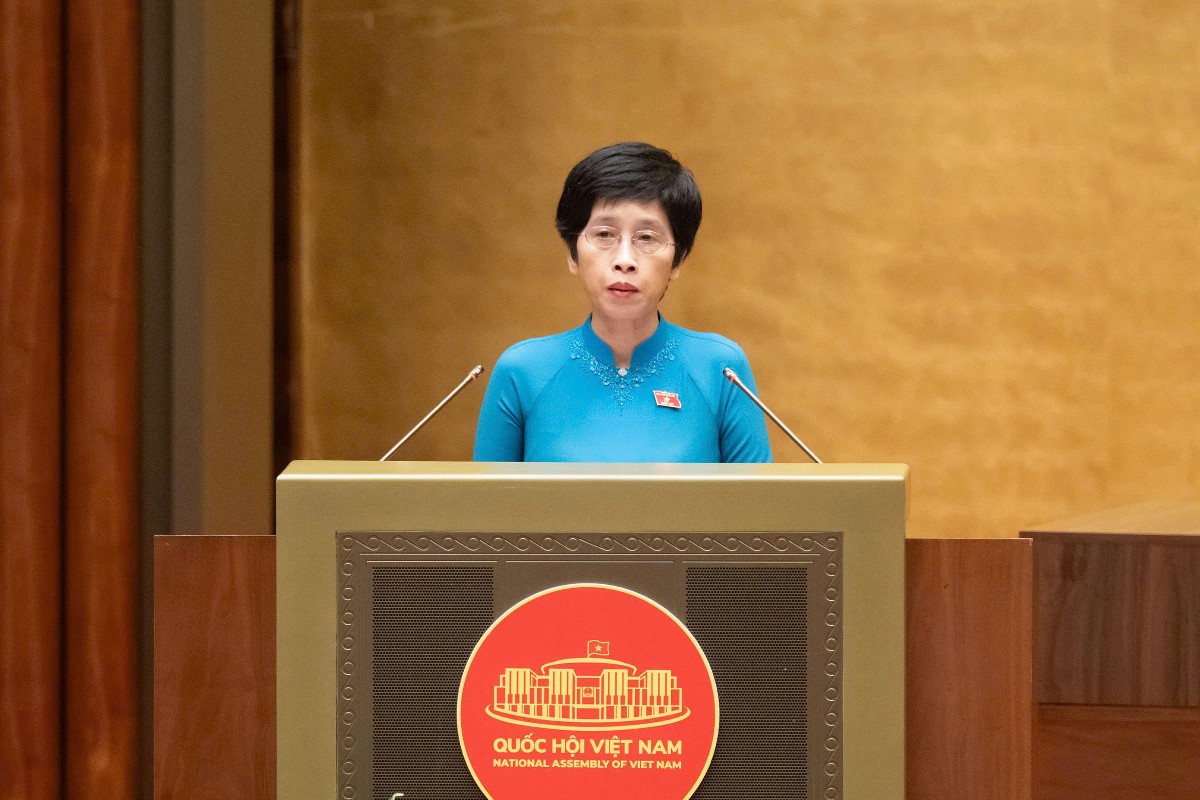 Phó Chủ nhiệm Ủy ban Kinh tế và Tài chính Nguyễn Thị Phú Hà trình bày Báo cáo tóm tắt thẩm tra Dự án Nghị quyết. Ảnh: Quochoi.vn