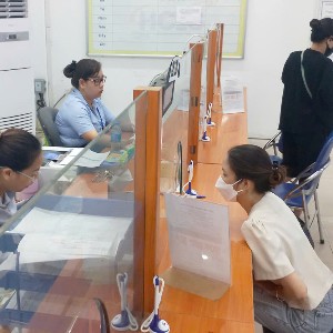 Người lao động làm thủ tục hưởng chế độ liên quan đến bảo hiểm xã hội. Ảnh: Nhật Dương.
