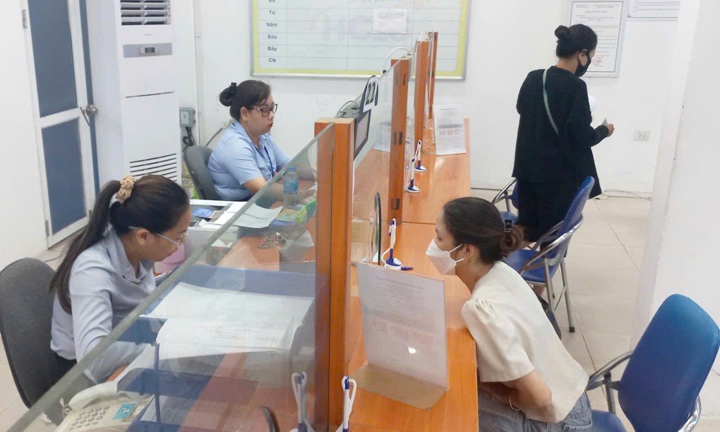 Người lao động làm thủ tục hưởng chế độ liên quan đến bảo hiểm xã hội. Ảnh: Nhật Dương.