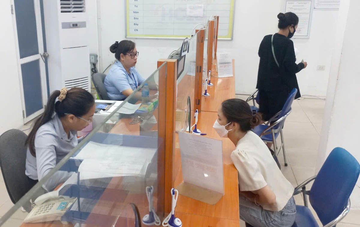 Người lao động làm thủ tục hưởng chế độ liên quan đến bảo hiểm xã hội. Ảnh: Nhật Dương.