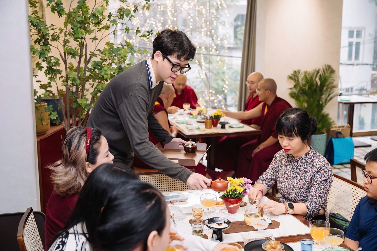 Nhà hàng đã có nhiều dịp đón tiếp các tăng đoàn Phật giáo đến thưởng trà, thưởng chay.