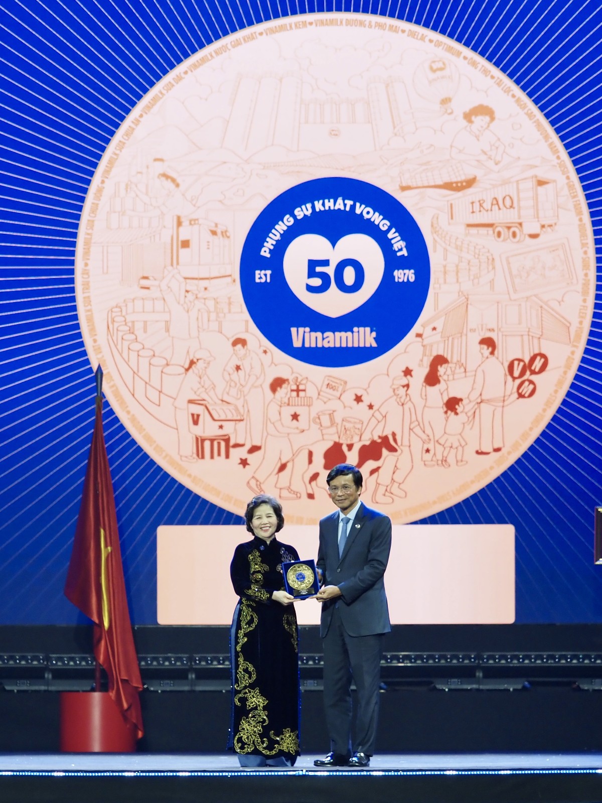 Chủ tịch Hội đồng Quản trị Vinamilk Nguyễn Hạnh Phúc trao Kỷ niệm chương 50 năm cống hiến trọn đời cho Tổng giám đốc Mai Kiều Liên. Ảnh: Vi Nam
