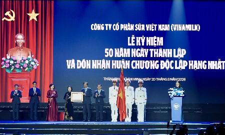 Vinamilk đón nhận Huân chương Độc lập hạng Nhất tại dấu mốc 50 năm