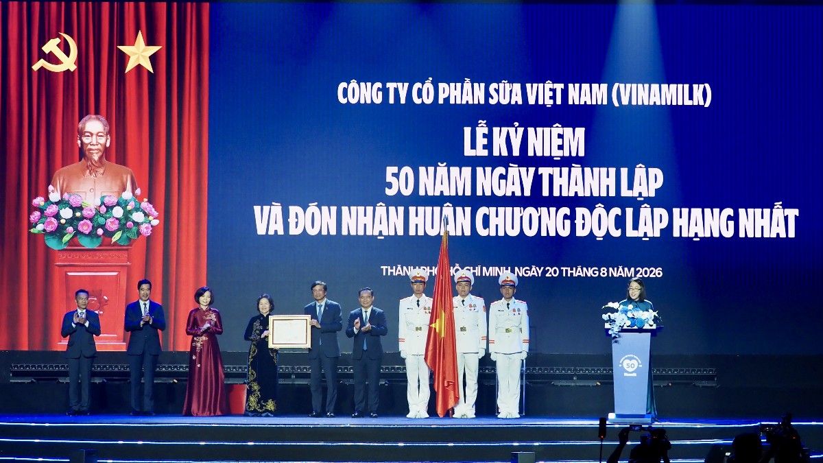 Ông Nguyễn Văn Được, Ủy viên Ban chấp hành Trung ương Đảng, Phó Bí thư Thành ủy, Chủ tịch UBND TP.HCM trao Huân chương Độc lập hạng Nhất cho Vinamilk. Ảnh: Vi Nam.