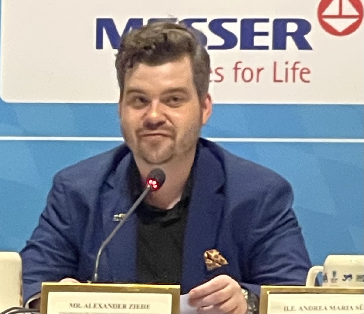 Ông Alexander Ziehe, Chủ tịch Hiệp hội Doanh nghiệp Đức tại Việt Nam, chia sẻ tại họp báo vào chiều ngày 21/8/2026. Ảnh Ngô Anh Văn