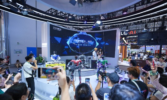 Hội nghị Robot Thế giới 2026 quy tụ hơn 300 doanh nghiệp trong và ngoài Trung Quốc, trưng bày trên 3.000 sản phẩm. Ảnh: Xinhua