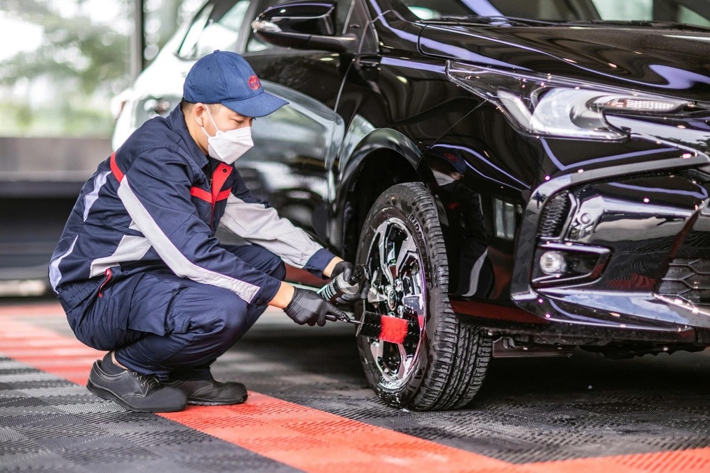 Khả năng sửa chữa nhanh chóng, chi phí bảo dưỡng minh bạch, tính sẵn có của linh kiện thay thế và đặc biệt là sự ổn định của giá trị bán lại tạo nên một rào cản phòng thủ vô hình nhưng cực kỳ kiên cố của các thương hiệu lâu đời. Ảnh: TMV.