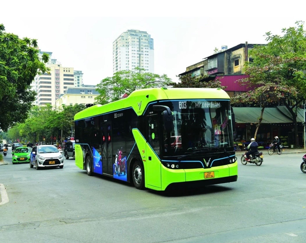 Hỗ trợ chuyển đổi phương tiện sạch, phát triển hạ tầng và vận tải công cộng, từng bước hạn chế phương tiện cá nhân. Ảnh: Phạm Hùng