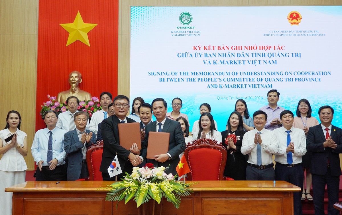 UBND tỉnh Quảng Trị và K-Market Việt Nam ký kết Biên bản ghi nhớ hợp tác, mở thêm kênh tiêu thụ cho nông sản địa phương. Ảnh: Đặng Hà.