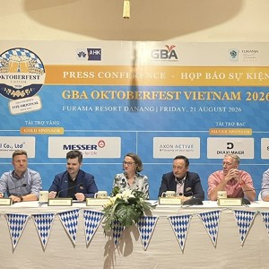 Ban tổ chức chủ trì họp báo. Ảnh Ngô Anh Văn