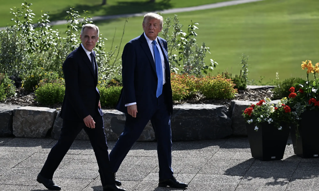 Thủ tướng Canada Mark Carney (trái) và Tổng thống Mỹ Donald Trump tại hội nghị thượng đỉnh G7 ở Canada, tháng 6/2025 - Ảnh: NYT.