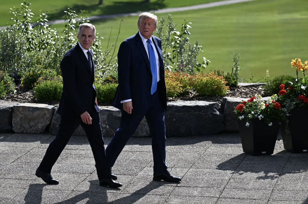 Thủ tướng Canada Mark Carney (trái) và Tổng thống Mỹ Donald Trump tại hội nghị thượng đỉnh G7 ở Canada, tháng 6/2025 - Ảnh: NYT.