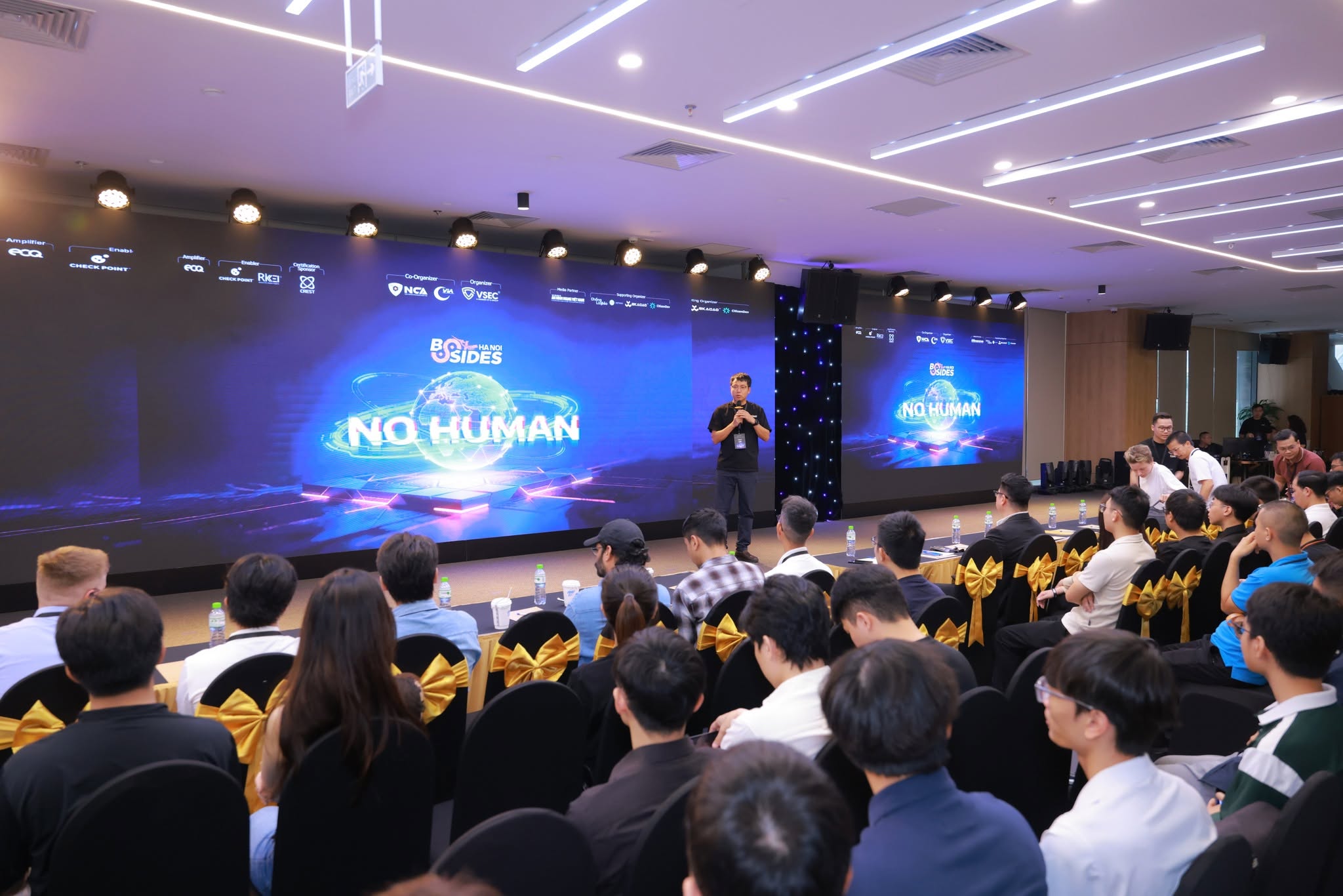 Ông Trương Đức Lượng, Chủ tịch VSEC chia sẻ tại BSides Hanoi 2026