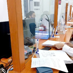 Người lao động làm thủ tục nhận chế độ bảo hiểm thất nghiệp. Ảnh: Thu Hằng.