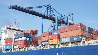 Vietnam’s trade surplus narrows as exports rebound in early August