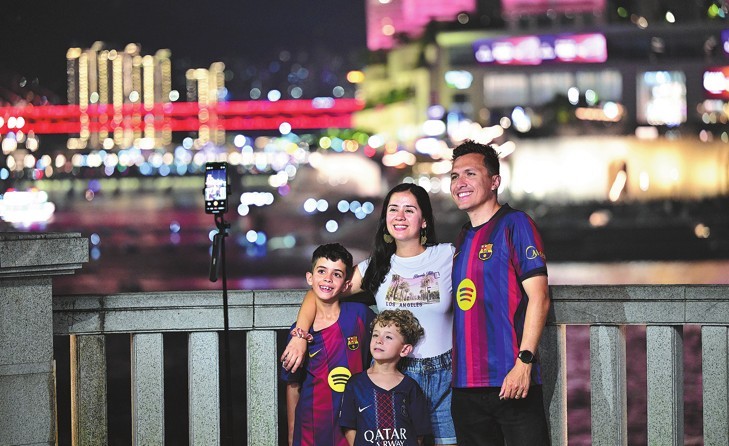 Du khách nước ngoài chụp ảnh selfie tại quận Nan'an, Trùng Khánh. Ảnh: GUO XU/XINHUA