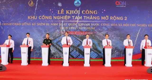 Lãnh đạo TP Đà Nẵng và các đơn vị liên quan thực hiện nghi thức khởi công dự án. Ảnh VP UBTP Đà Nẵng.